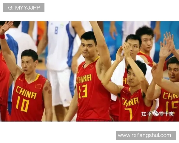 中国男篮在与芬兰的第三节较量中展现出强大实力与团队配合的精彩瞬间